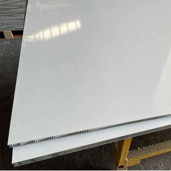 AA1100, AA3003, AA3004 Bobina de alumínio pré-pintada super larga usada como painel frontal ou painel traseiro para painel de favo de mel de alto nível

