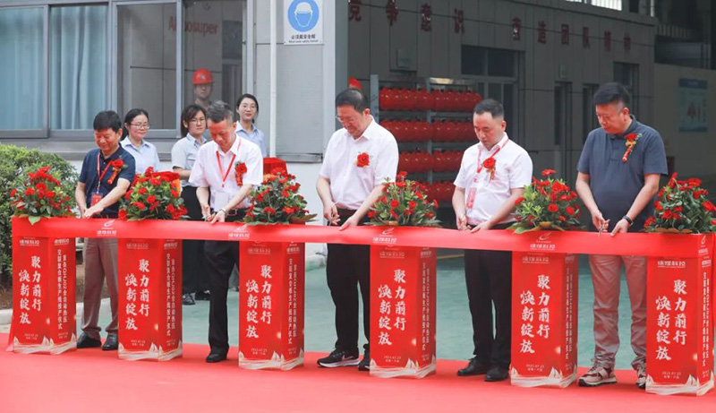 O primeiro na China! Pesquisa e desenvolvimento independentes! Linha de produção de painéis compostos decorativos de economia de energia colocada em operação
    